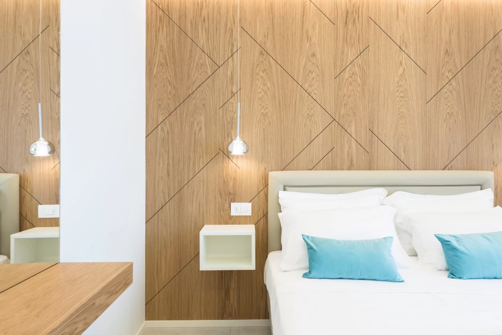 Camera da letto moderna con pareti in legno e dettagli bianchi e azzurri.
