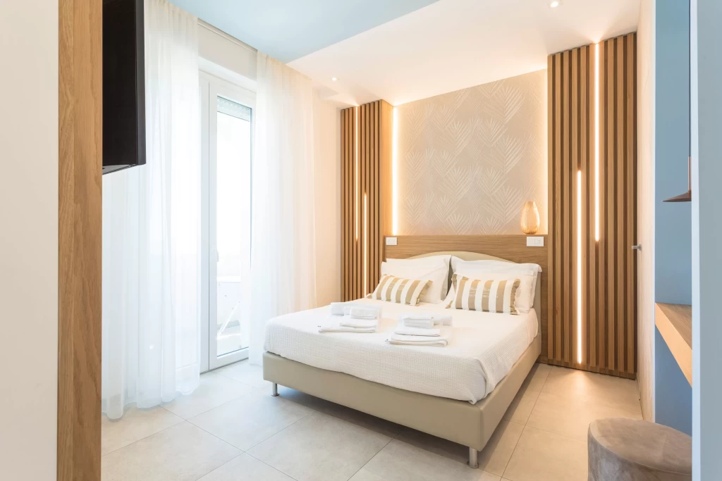 Camera da letto moderna e luminosa con letto matrimoniale e decorazioni eleganti.