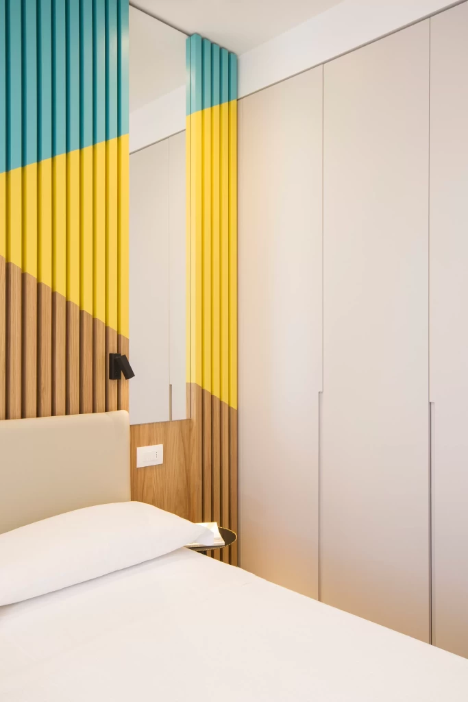Camera da letto moderna con accenti di legno, blu e giallo.