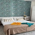 Camera da letto elegante con carta da parati floreale, letto matrimoniale e armadio.