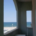 Vista sul mare da un balcone con archi.