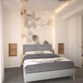 Camera da letto moderna con letto matrimoniale e decorazioni floreali sui muri e soffitto.